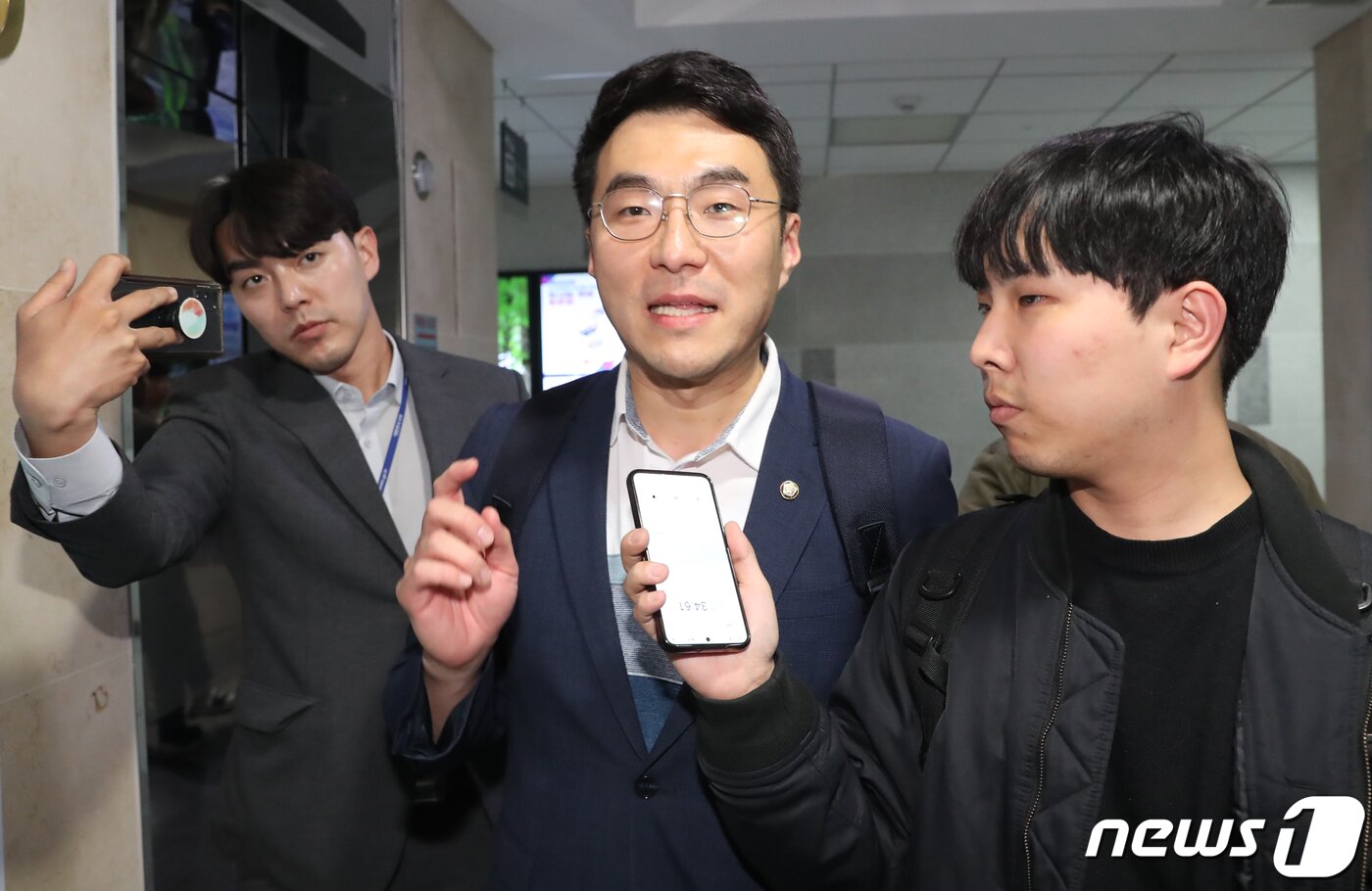 본문 이미지 - 가상자산 보유 논란이 계속되고 있는 김남국 더불어민주당 의원이 9일 저녁 서울 여의도 국회 의원회관 의원실에서 나와 취재진의 질문을 받으며 이동하고 있다. 2023.5.9/뉴스1 ⓒ News1 송원영 기자