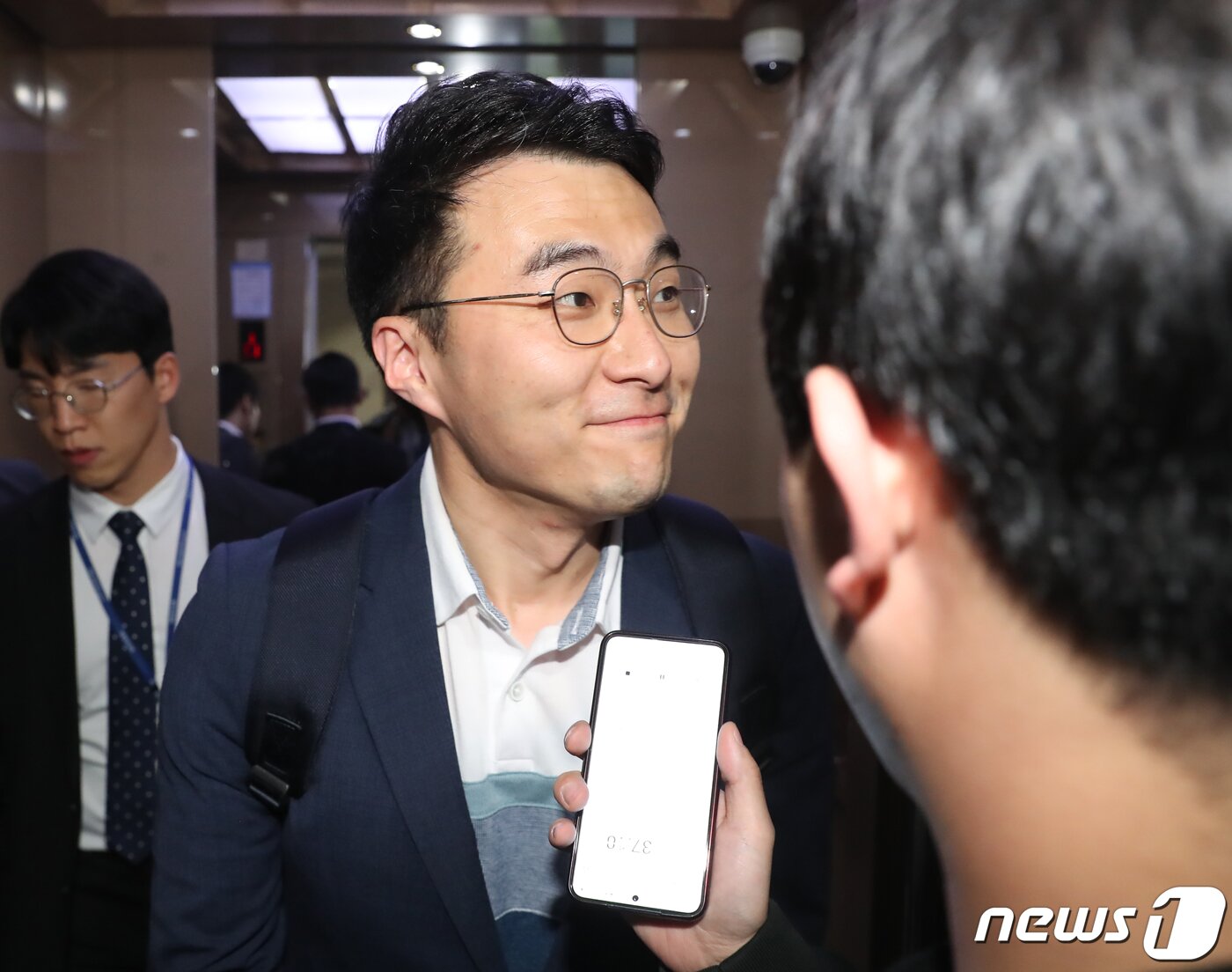 본문 이미지 - 가상자산 보유 논란이 계속되고 있는 김남국 더불어민주당 의원이 9일 저녁 서울 여의도 국회 의원회관 의원실에서 나와 취재진의 질문을 받으며 이동하고 있다. 2023.5.9/뉴스1 ⓒ News1 송원영 기자