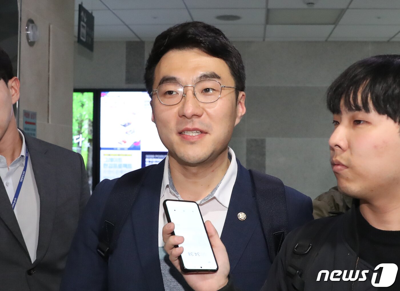 본문 이미지 - 가상자산 보유 논란이 계속되고 있는 김남국 더불어민주당 의원이 9일 저녁 서울 여의도 국회 의원회관 의원실에서 나와 취재진의 질문을 받으며 이동하고 있다. 2023.5.9/뉴스1 ⓒ News1 송원영 기자