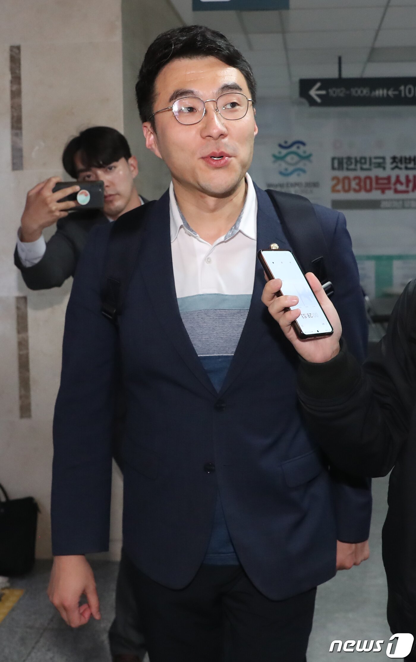 본문 이미지 - 가상자산 보유 논란이 계속되고 있는 김남국 더불어민주당 의원이 9일 저녁 서울 여의도 국회 의원회관 의원실에서 나와 취재진의 질문을 받으며 이동하고 있다. 2023.5.9/뉴스1 ⓒ News1 송원영 기자