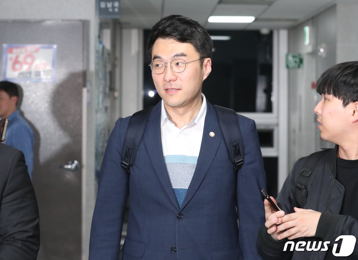 본문 이미지 - 가상자산 보유 논란이 계속되고 있는 김남국 더불어민주당 의원이 9일 저녁 서울 여의도 국회 의원회관 의원실에서 나와 취재진의 질문을 받으며 이동하고 있다. 2023.5.9/뉴스1 ⓒ News1 송원영 기자