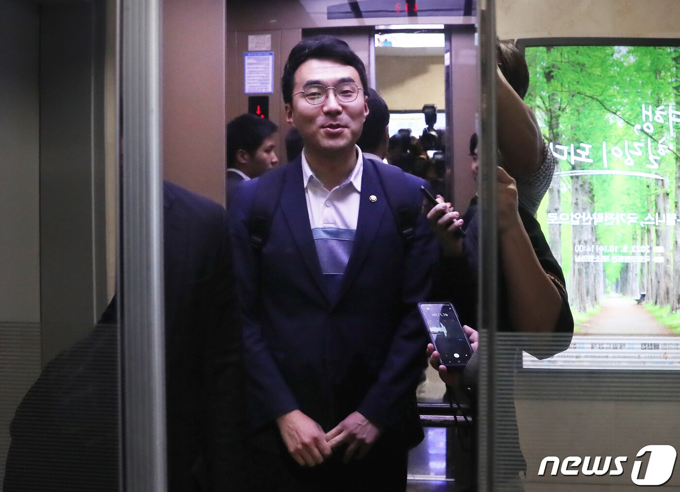 본문 이미지 - 가상자산 보유 논란이 계속되고 있는 김남국 더불어민주당 의원이 9일 저녁 서울 여의도 국회 의원회관 의원실에서 나와 취재진의 질문을 받으며 이동하고 있다. 2023.5.9/뉴스1 ⓒ News1 송원영 기자