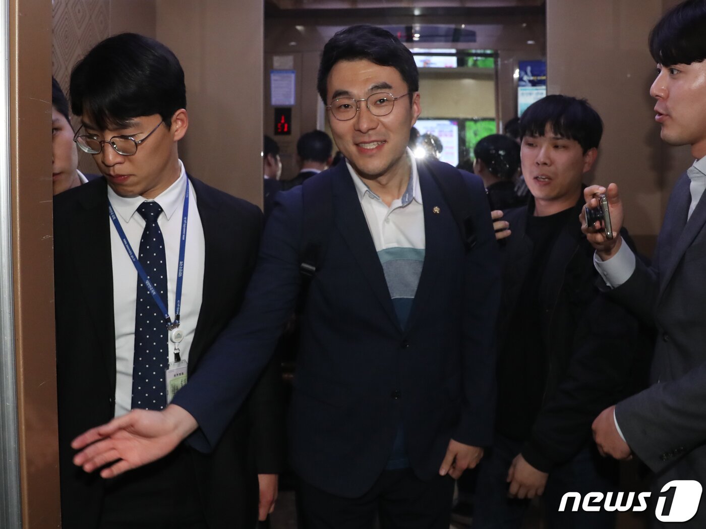 본문 이미지 - 가상자산 보유 논란이 계속되고 있는 김남국 더불어민주당 의원이 9일 저녁 서울 여의도 국회 의원회관 의원실에서 나와 취재진의 질문을 받으며 이동하고 있다. 2023.5.9/뉴스1 ⓒ News1 송원영 기자