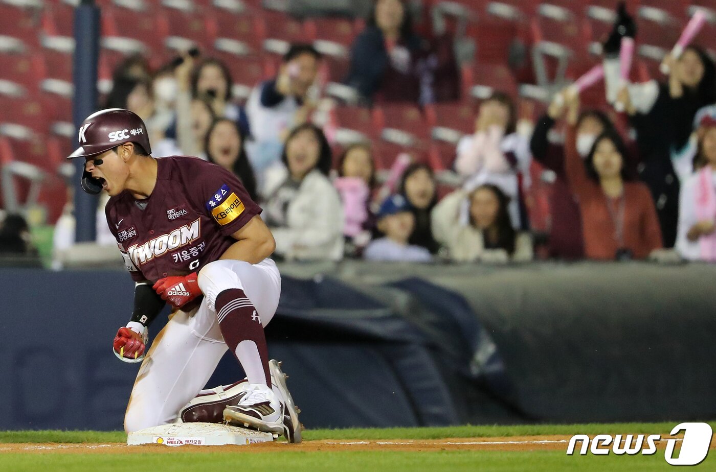 본문 이미지 - 9일 오후 서울 송파구 잠실야구장에서 열린 2023 신한 SOL KBO리그 키움 히어로즈와 LG 트윈스의 경기, 키움 이정후가 7회초 2사 1,2루에서 2타점 역전 적시타를 친 뒤 포효하고 있다. 2023.5.9/뉴스1 ⓒ News1 김진환 기자