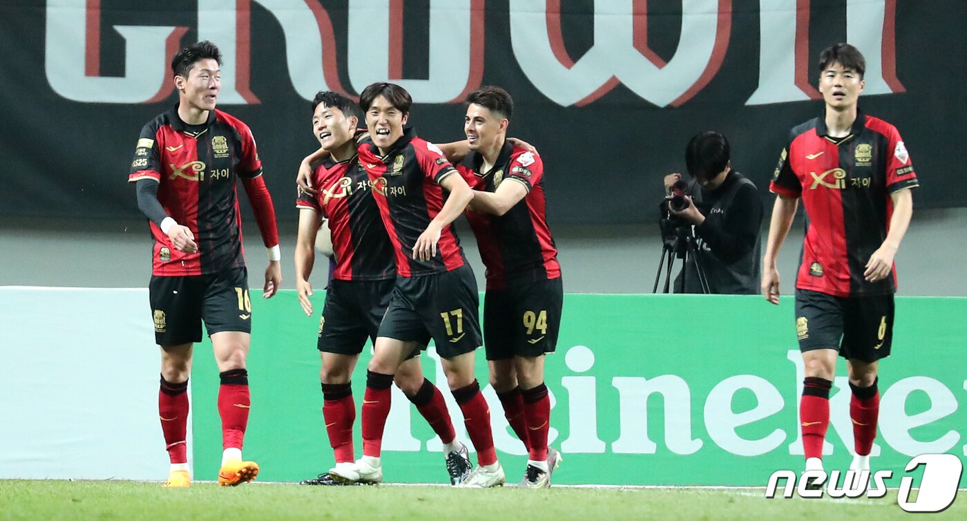 본문 이미지 - 9일 서울 마포구 서울월드컵경기장에서 열린 프로축구 '2023 K리그1' FC서울과 광주FC의 경기에서 서울 나상호가 골을 넣고 기뻐하고 있다. 2023.5.9/뉴스1 ⓒ News1 이승배 기자