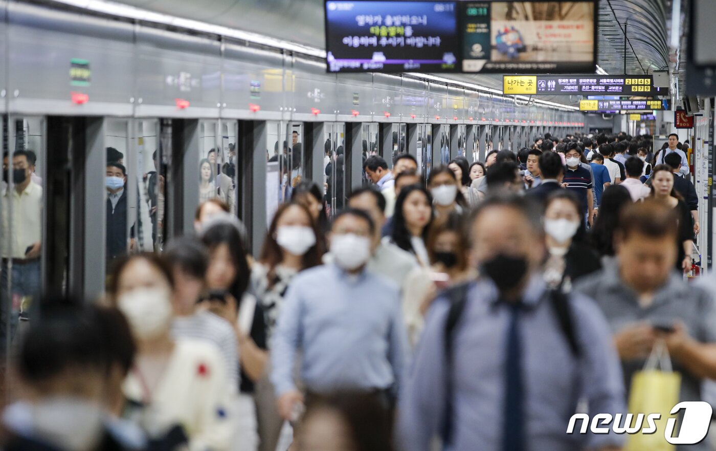 본문 이미지 - 코로나19 위기 경보 수준이 '심각'에서 '경계'로 하향 된 1일 오전 서울 광화문역에서 시민들이 출근길 발걸음을 옮기고 있다. 정부는 이날부터 신종 코로나바이러스 감염증(코로나19) 감염병 위기 경보 단계를 '심각'에서 '경계로' 내리고, 확진자에 대한 격리 의무 폐지, 임시 선별검사소 운영종료 등 방역조치를 완화한다. 2023.6.1/뉴스1 ⓒ News1 김도우 기자