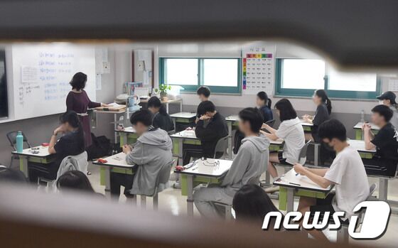 수험생들이 2024학년도 대학수학능력시험 6월 모의평가를 준비하고 있다. /뉴스1 © News1 사진공동취재단