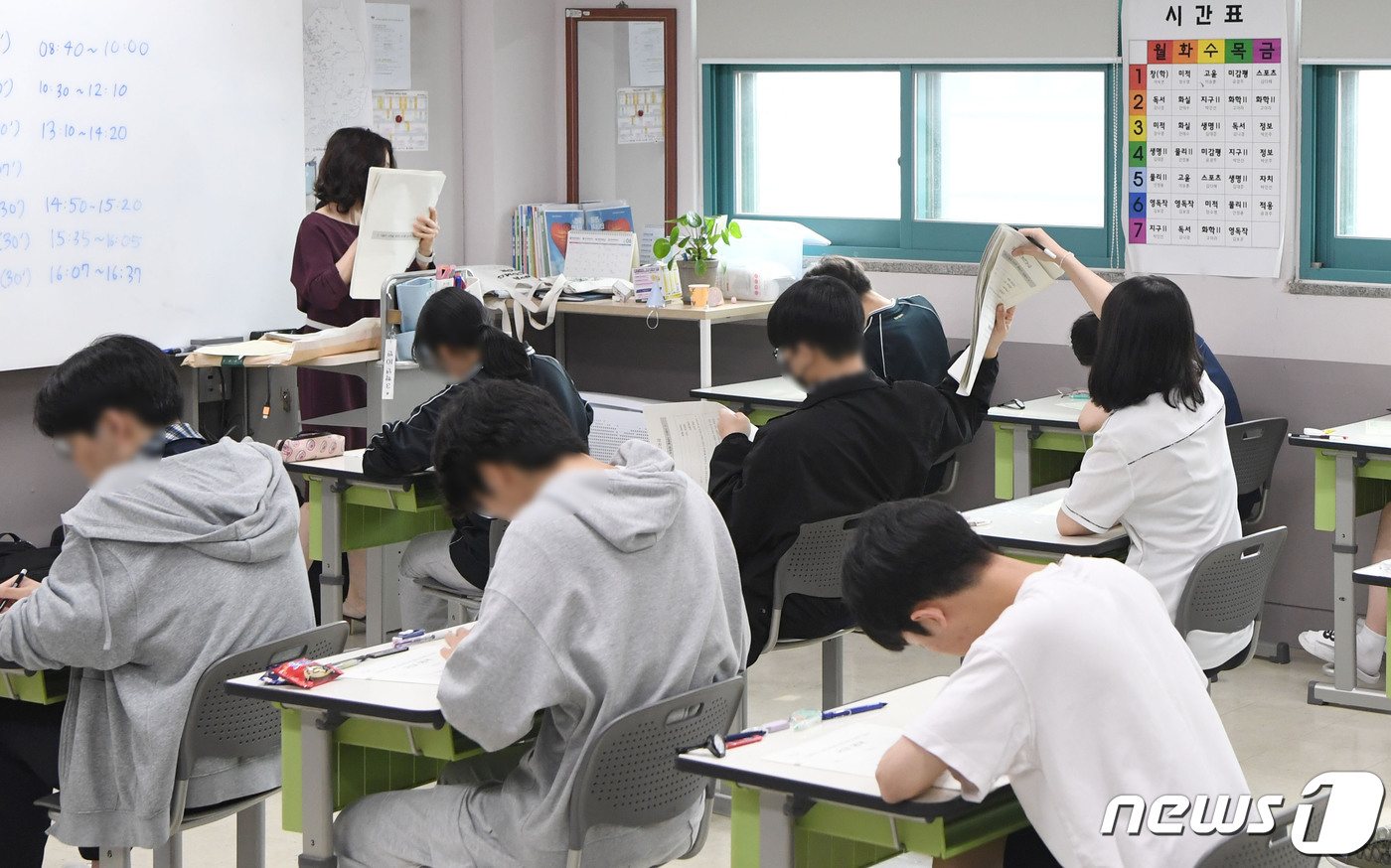 (서울=뉴스1) 사진공동취재단 = 고3 수험생들이 1일 서울 송파구 방산고등학교에서 열린 2024학년도 대학수학능력시험 6월 모의평가에서 시험지를 넘기고 있다. 2023.6.1/뉴 …