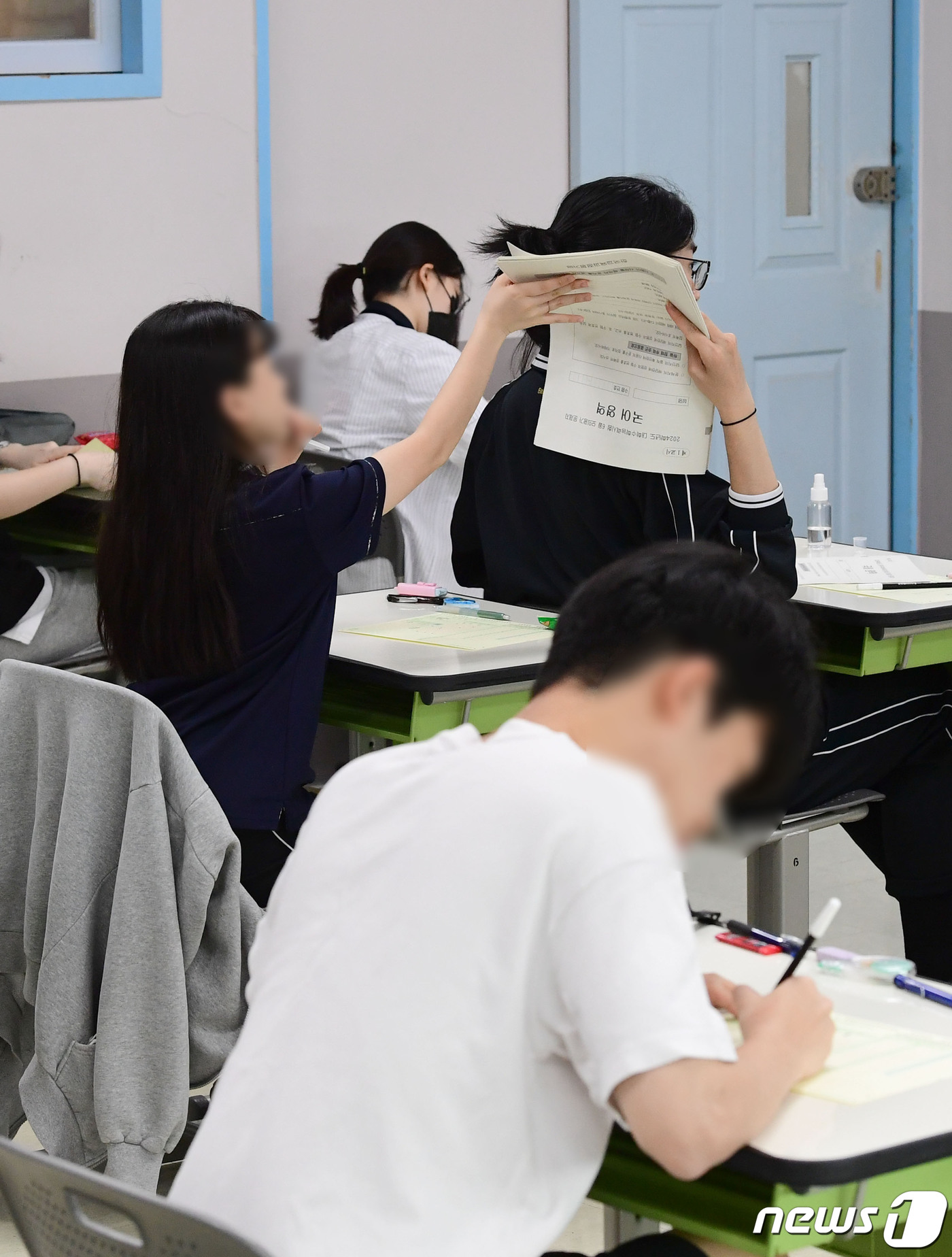 (서울=뉴스1) 사진공동취재단 = 대학수학능력시험을 앞둔 고3 수험생들이 1일 서울 송파구 방산고등학교에서  2024학년도 대학수학능력시험 6월 모의평가를 준비하고 있다. 2023 …