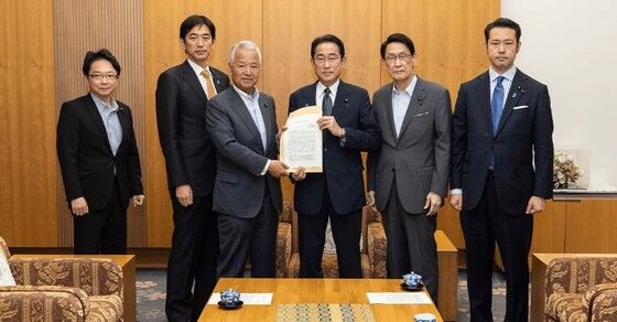 31일 일본 도쿄에서 기시다 후미오 총리와 '경제안전보장추진본부' 소속 자민당 의원들이 '경제 재정 운영과 혁신의 기본방침2023(골태 방침)'을 정리하고 기념사진을 촬영하고 있다. (출처 : 자민당 누리집) 2023.05.31/