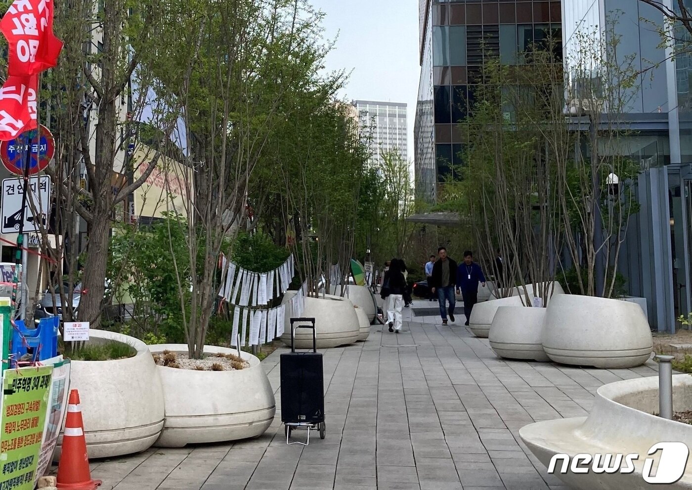 본문 이미지 -  서울 광화문 K사 주변 시위 현수막.(독자 제공)ⓒ 뉴스1