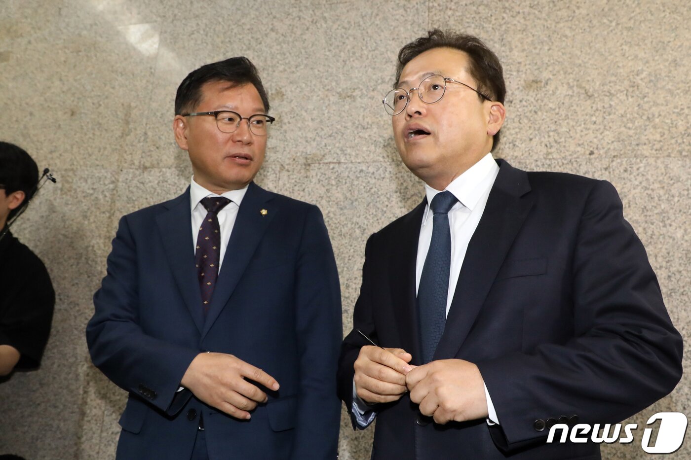 본문 이미지 - 이양수 국민의힘 원내수석부대표와 송기헌 더불어민주당 원내수석부대표가 1일 오전 서울 여의도 국회 국민의힘 원내수석부대표실 앞에서 회동을 마치고 취재진 질문에 답하고 있다. 2023.6.1/뉴스1 ⓒ News1 황기선 기자