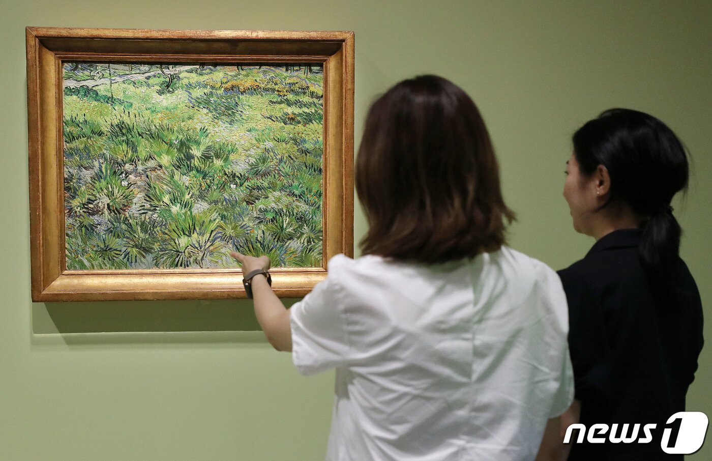 본문 이미지 - 1일 서울 용산구 국립중앙박물관에서 열린 특별전 '거장의 시선, 사람을 향하다' 영국 내셔널갤러리 명화전 언론공개회에서 관계자들이 빈센트 반 고흐의 작품 '풀이 우거진 들판의 나비'를 살펴보고 있다. 2023.6.1/뉴스1 ⓒ News1 박세연 기자
