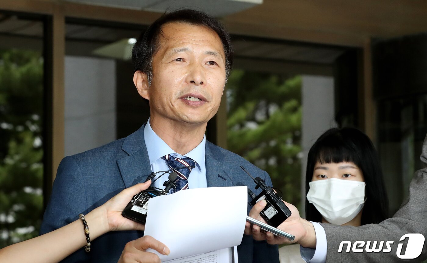 본문 이미지 - 송기호 변호사가 1일 오전 서울 서초구 대법원에서 열린 정보 비공개 처분 취소 청구 상고심에서 원고 패소 판결을 받은 뒤 취재진 질문에 답변하고 있다. 2023.6.1/뉴스1 ⓒ News1 장수영 기자