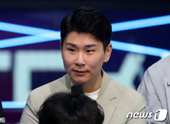 취재진 질문에 답변하는 최천주 감독