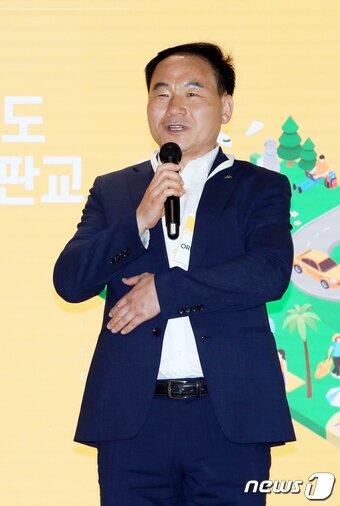 본문 이미지 - 최명동 경제활력국장이 1일 경기 성남 판교의 한 오피스에서 열린 '2023 제주특별자치도 워케이션 설명회 in 판교'에서 인사말을 하고 있다. '워케이션'은 일(Work)과 휴가(Vacation)를 합쳐 만든 합성어로, 휴가지에서 낮에는 일하고 퇴근 후에는 휴식과 여가를 즐길 수 있도록 하는 업무형태다. 2023.6.1/뉴스1 ⓒ News1 오현지 기자