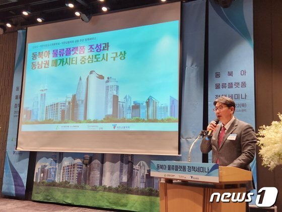 본문 이미지 - 지난해 12월 22일 홍태용 김해시장이 김해 중소기업비즈니스센터 대강당에서 열린 동북아 물류플랫폼 정책세미나에서 환영사를 하고 있다. 이날 홍 시장은 “동북아 물류플랫폼은 김해시의 신성장 동력이자 미래가 달린 중요한 과업”이라고 강조했다 . (김해시 제공)
