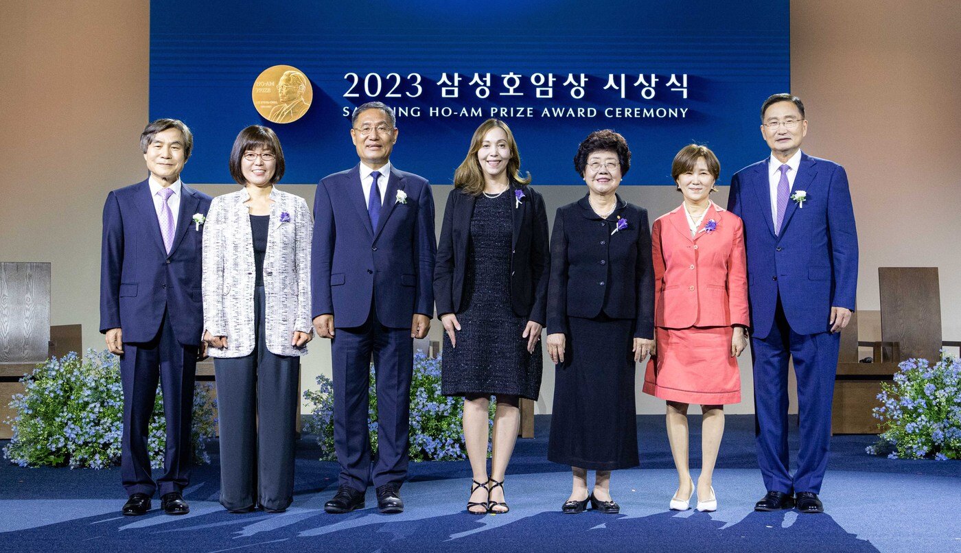 본문 이미지 - 삼성호암상 수상자들이 1일 서울신라호텔 다이너스티홀에서 열린 ‘2023 삼성호암상 시상식’에서 기념 촬영을 하고 있다. (왼쪽부터) 임지순 포스텍 석학교수, 최경신 위스콘신대 교수, 선양국 한양대 석좌교수, 마샤 헤이기스 하버드의대 교수, 신수정 서울대 명예교수(조성진 피아니스트 대리 수상), 사단법인 글로벌케어 추성이 공동대표, 박용준 회장. (호암재단 제공)