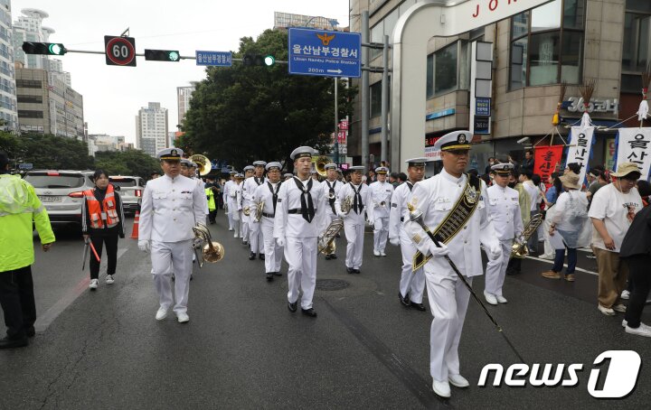 본문 이미지 - 1일 울산에서 개최하는 '2023 울산 공업축제' 퍼레이드에서 관악대가 행진을 하고 있다.2023.6.1/뉴스1 ⓒ News1 김지혜 기자