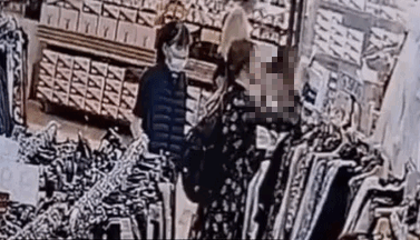 본문 이미지 - 부산에서 한 중년 여성이 옷 구경을 하던 외국인 여성에게 느닷없이 발길질을 한 후 달아났다. (레딧 갈무리)