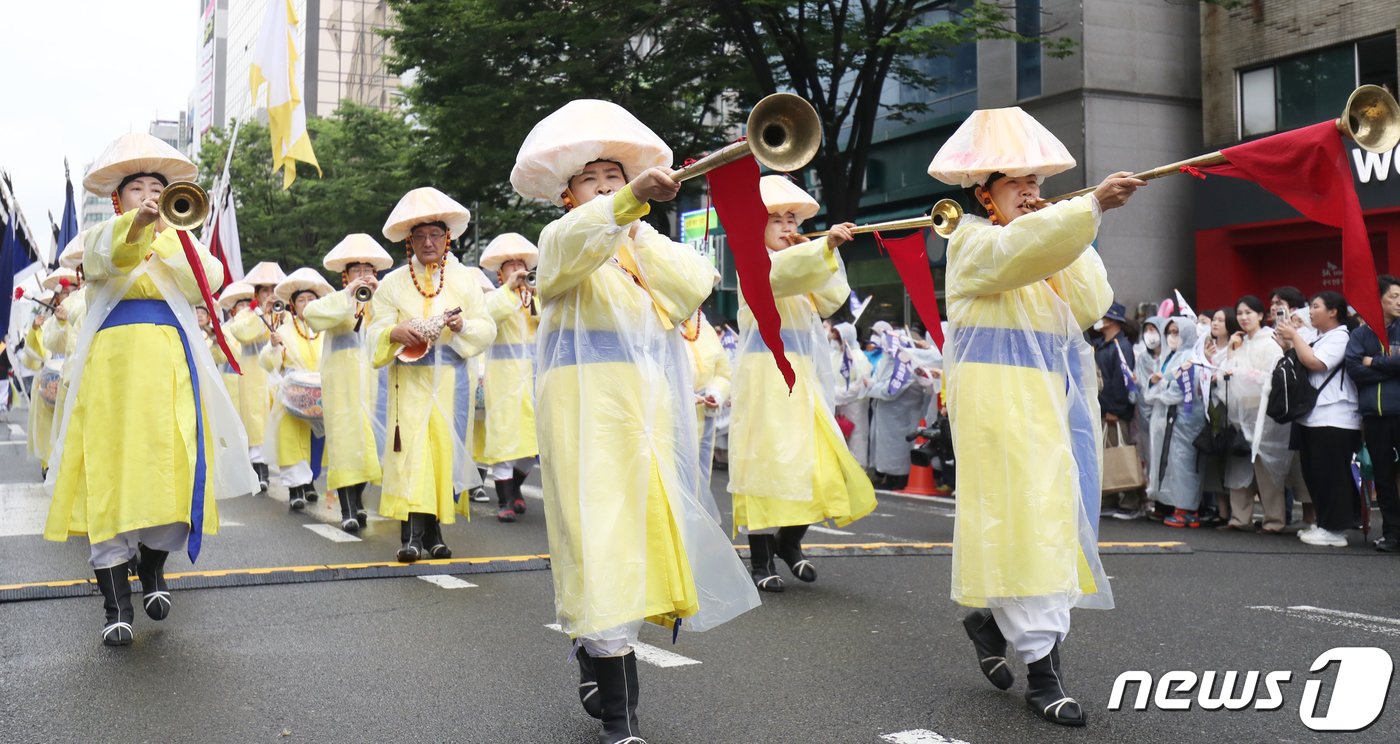 6월1일 오후 울산시 남구 공업탑에서 출발한 &#39;2023 울산공업축체&#39; 퍼레이드 행렬이 태화강 남구둔치를 향해 흥겹게 행진하고 있다. 2023.6.1/뉴스1 ⓒ News1 조민주 기자