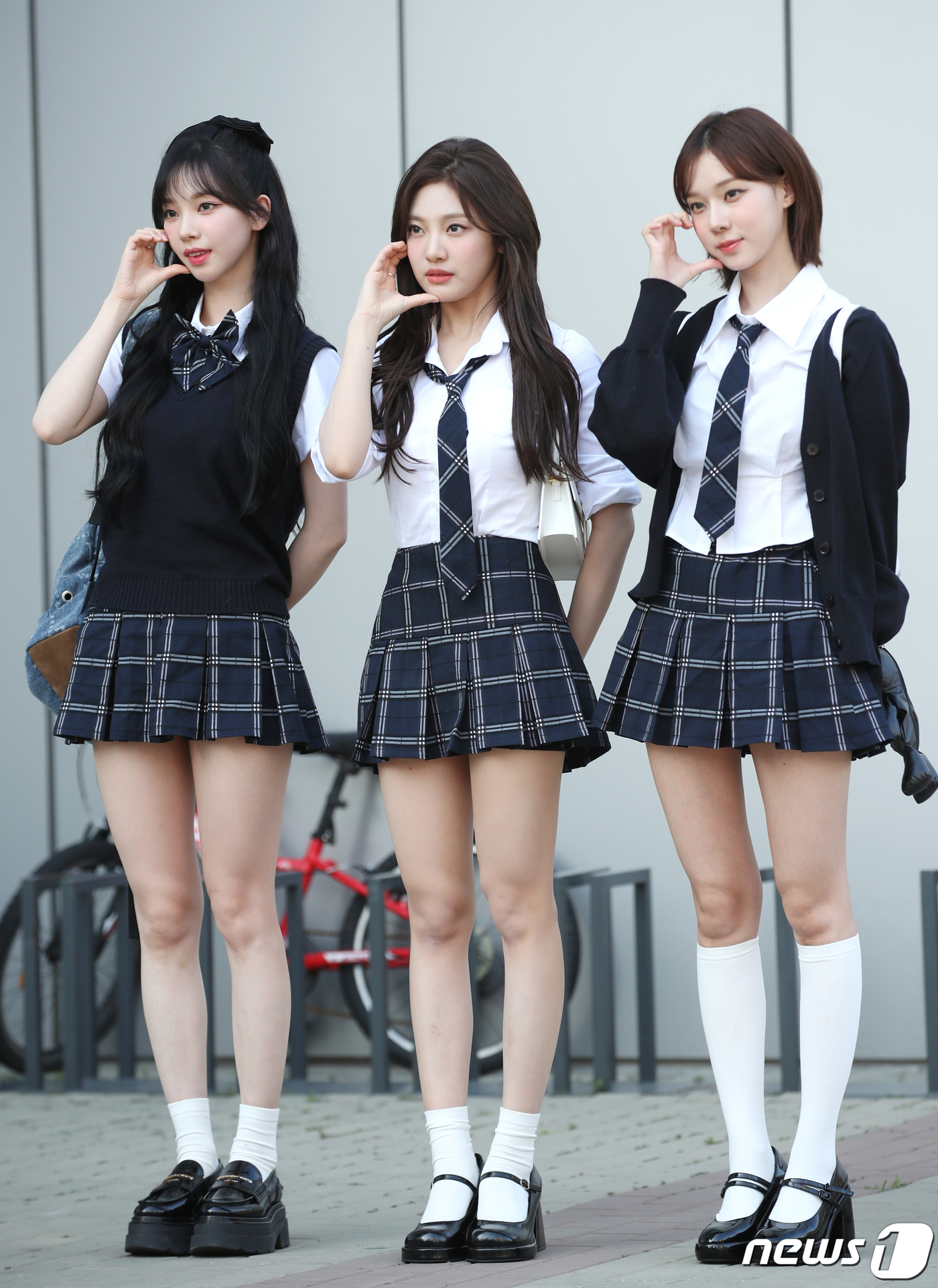 (고양=뉴스1) 권현진 기자 = 그룹 에스파(aespa) 카리나(왼쪽부터)와 닝닝, 윈터가 1일 경기도 고양시 일산 동구 장항동 JTBC 일산스튜디오에서 진행되는 '아는 형님'(아 …