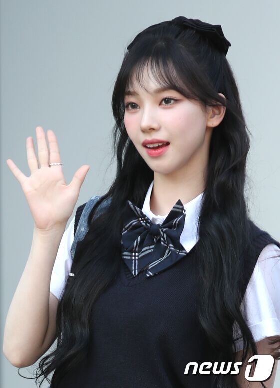 그룹 에스파(aespa) 카리나가 1일 경기도 고양시 일산 동구 장항동 JTBC 일산스튜디오에서 진행되는 '아는 형님'(아형) 녹화를 위해 방송국에 도착해 손 인사를 하고 있다. © News1 권현진 기자