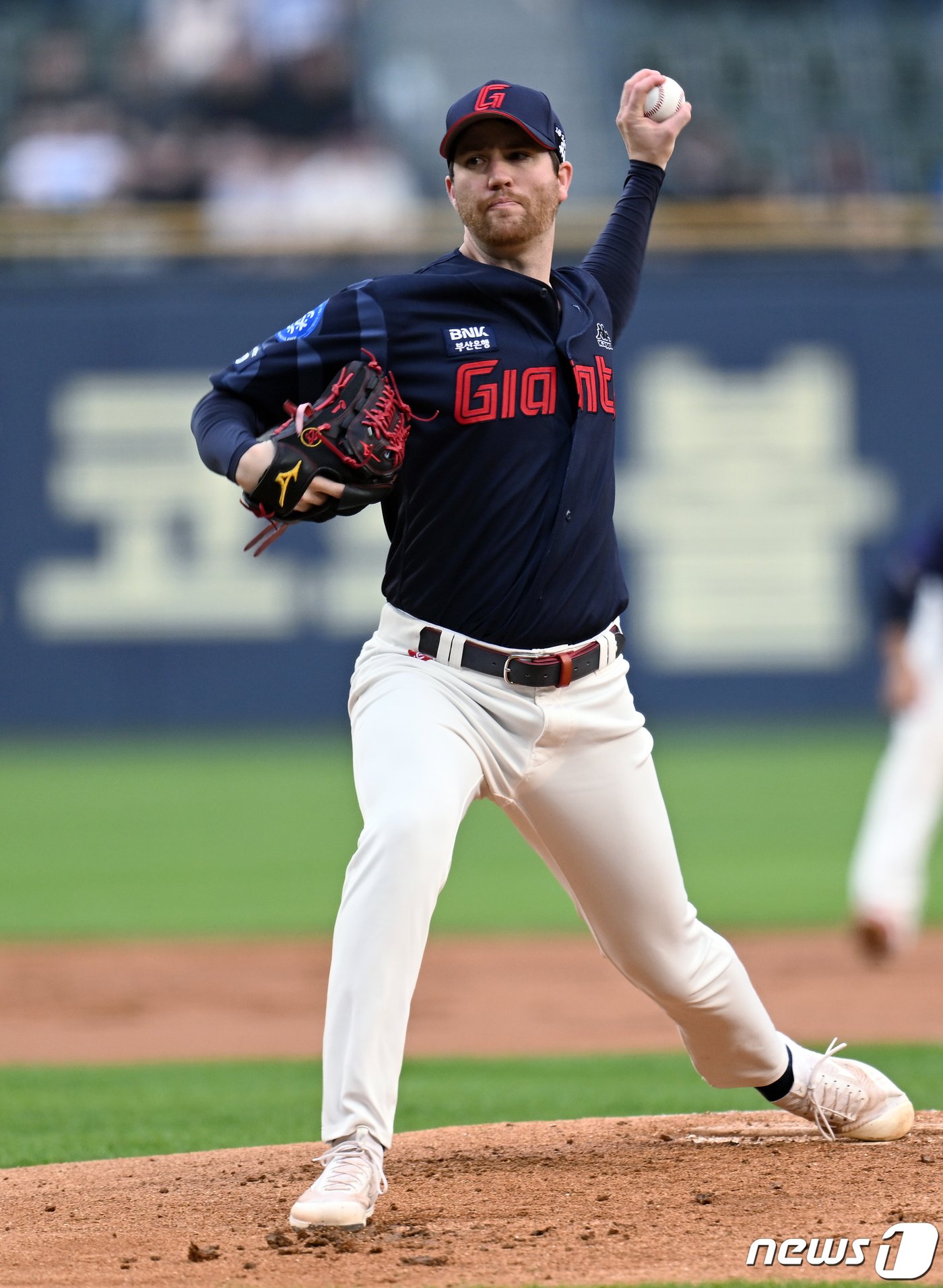 본문 이미지 - 롯데 선발투수 반즈가 1일 오후 서울 송파구 잠실야구장에서 열린 2023 신한 SOL KBO리그 롯데 자이언츠와 LG 트윈스의 경기에서 역투하고 있다. 2023.6.1/뉴스1 ⓒ News1 박정호 기자