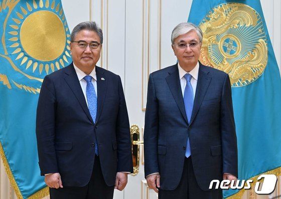 박진 외교부 장관(왼쪽)과 카심조마르트 토카예프 카자흐스탄 대통령. (외교부 제공) 2023.6.1./뉴스1