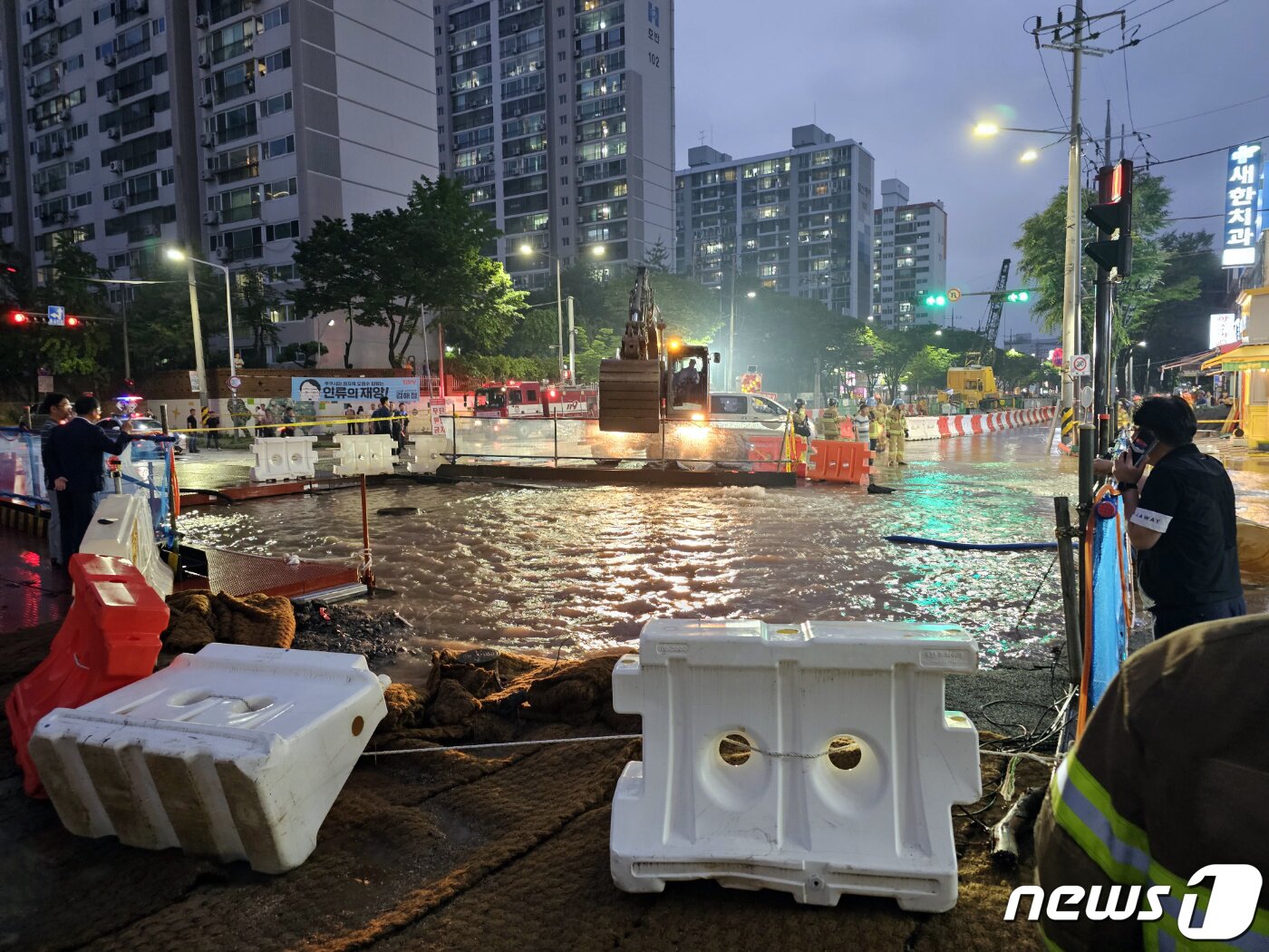 본문 이미지 - 1일 오후 광주 서구 금호동 도시철도 2호선 공사현장에서 상수도관이 파열되는 사고가 발생해 사고현장 일대가 물에 잠겨 있다. 2023.6.1/뉴스1 ⓒ News1 최성국 기자