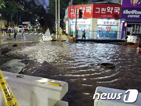 1일 오후 광주 서구 금호동 도시철도 2호선 공사현장에서 상수도관이 파열되는 사고가 발생해 사고현장 일대가 물에 잠겨 있다. 2023.6.1/뉴스1 © News1 최성국 기자