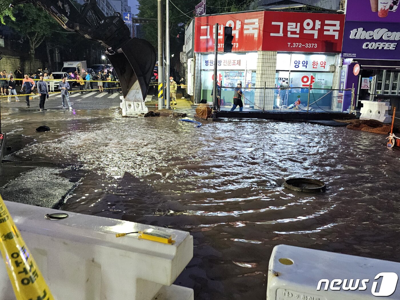 본문 이미지 - 1일 오후 광주 서구 금호동 도시철도 2호선 공사현장에서 상수도관이 파열되는 사고가 발생해 사고현장 일대가 물에 잠겨 있다. 2023.6.1/뉴스1 ⓒ News1 최성국 기자