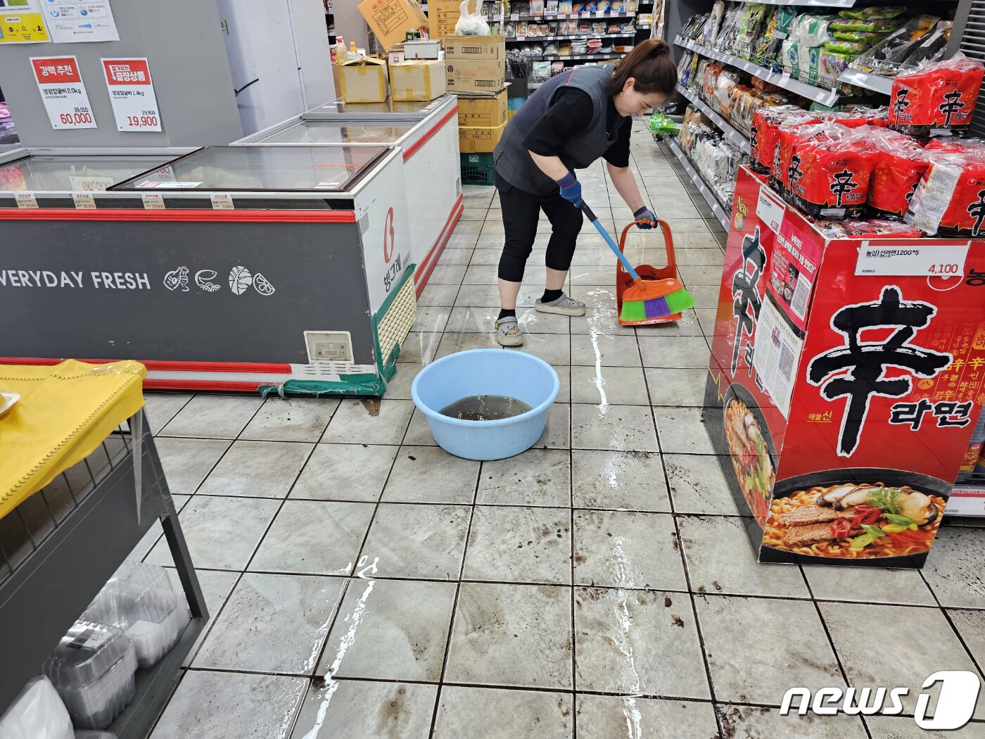 본문 이미지 - 1일 오후 광주 서구 금호동 도시철도 2호선 공사현장에서 상수도관이 파열되는 사고가 발생, 침수 피해를 입은 인근 상가에서 배수 작업이 이뤄지고 있다. 2023.6.1/뉴스1 ⓒ News1 최성국 기자