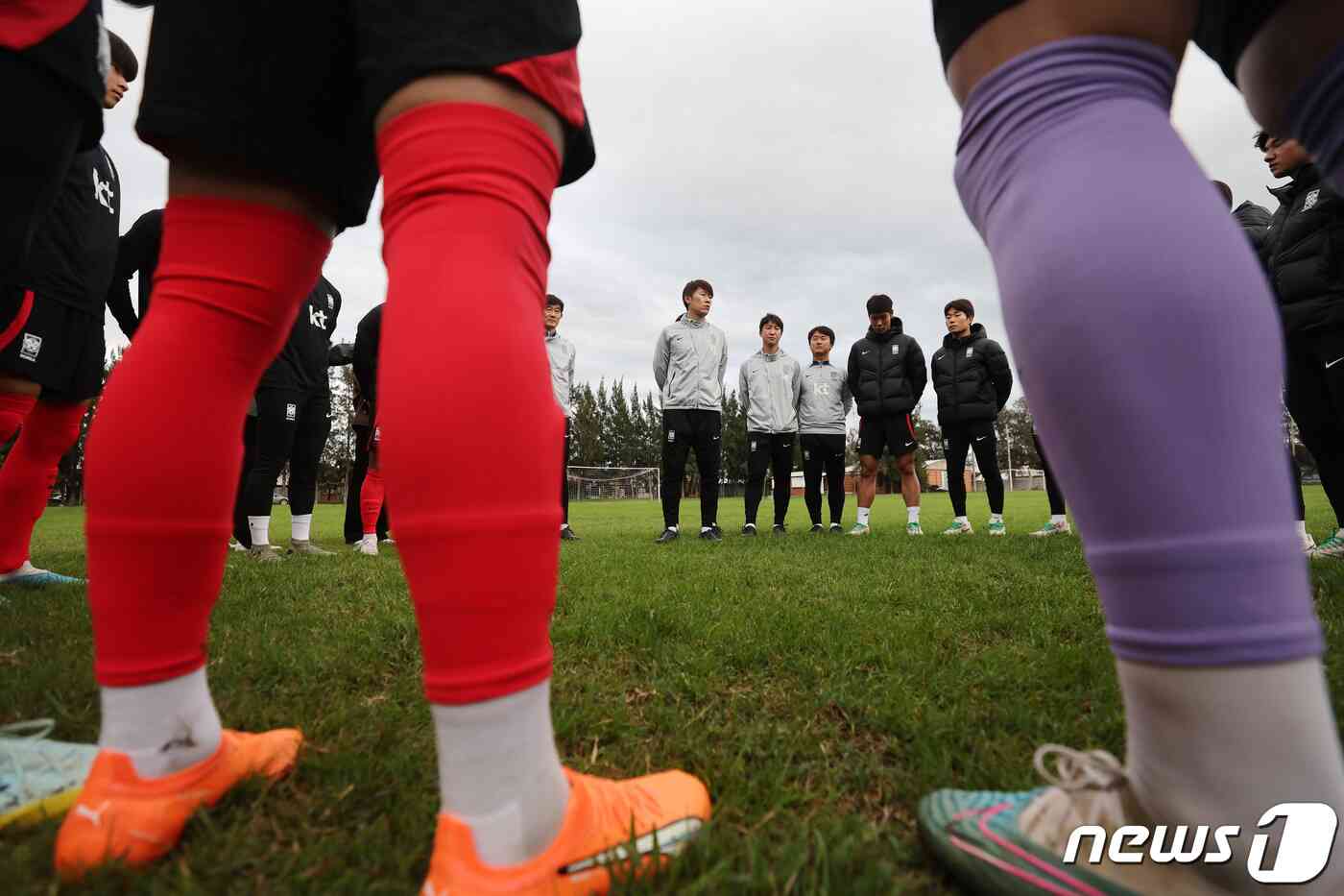김은중 한국 20세 이하(U-20) 월드컵 축구대표팀 감독이 9일(현지시간) 아르헨티나 라플라타 하워드 존슨 호텔 인근 훈련장에서 회복훈련에 앞서 선수들에게 이야기를 하고 있다. 2023.6.10/뉴스1 © News1 이승배 기자