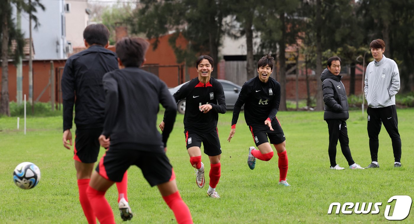 본문 이미지 - 김은중 감독이 이끄는 한국 20세 이하(U-20) 월드컵 축구대표팀이 9일(현지시간) 아르헨티나 라플라타 하워드 존슨 호텔 인근 훈련장에서 회복훈련에 임하고 있다. 2023.6.10/뉴스1 ⓒ News1 이승배 기자