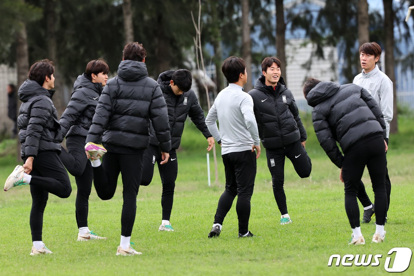 본문 이미지 - 김은중 한국 20세 이하(U-20) 월드컵 축구대표팀 감독이 9일(현지시간) 아르헨티나 라플라타 하워드 존슨 호텔 인근 훈련장에서 회복훈련에 임하는 선수들을 살펴보고 있다. 2023.6.10/뉴스1 ⓒ News1 이승배 기자