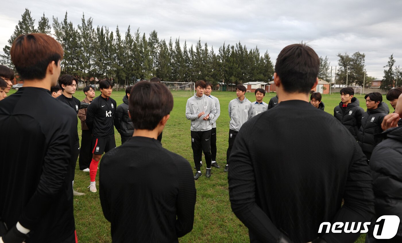 본문 이미지 - 김은중 한국 20세 이하(U-20) 월드컵 축구대표팀 감독이 9일(현지시간) 아르헨티나 라플라타 하워드 존슨 호텔 인근 훈련장에서 회복훈련에 앞서 선수들에게 발언을 하고 있다. 2023.6.10/뉴스1 ⓒ News1 이승배 기자
