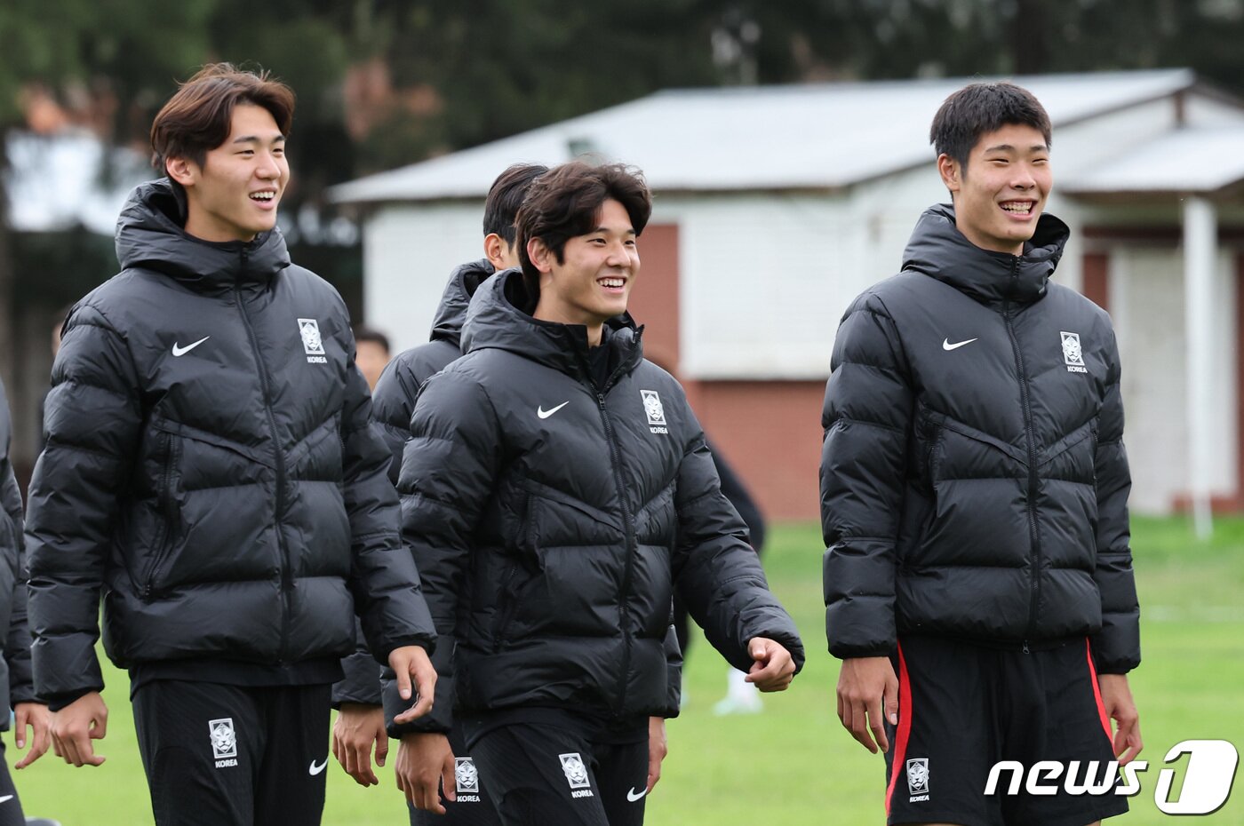 본문 이미지 - 김은중 감독이 이끄는 한국 20세 이하&#40;U-20&#41; 월드컵 축구대표팀이 9일&#40;현지시간&#41; 아르헨티나 라플라타 하워드 존슨 호텔 인근 훈련장에서 회복훈련에 앞서 걸으며 몸을 풀고 있다. 2023.6.10/뉴스1 ⓒ News1 이승배 기자