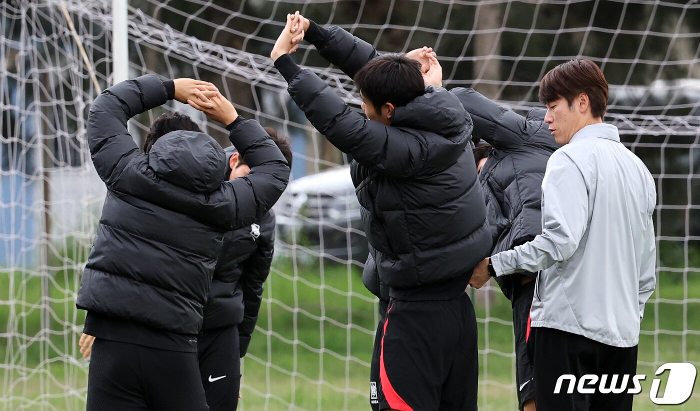 본문 이미지 - 김은중 한국 20세 이하(U-20) 월드컵 축구대표팀 감독이 9일(현지시간) 아르헨티나 라플라타 하워드 존슨 호텔 인근 훈련장에서 회복훈련에 임하는 선수들을 살펴보고 있다. 2023.6.10/뉴스1 ⓒ News1 이승배 기자