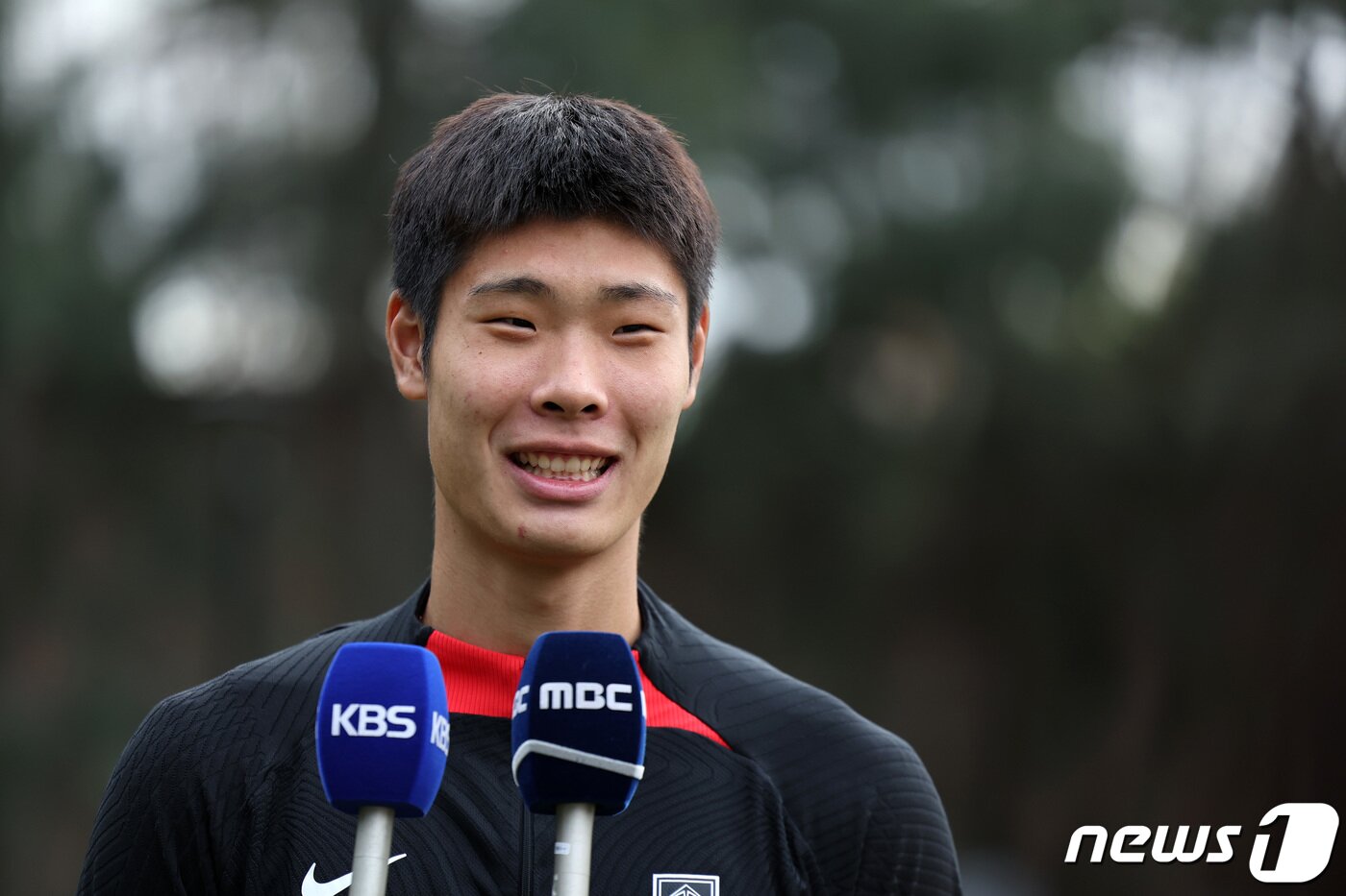 본문 이미지 - 한국 20세 이하(U-20) 월드컵 축구대표팀 이영준이 9일(현지시간) 아르헨티나 라플라타 하워드 존슨 호텔에서 취재진과 인터뷰하고 있다. 2023.6.10/뉴스1 ⓒ News1 이승배 기자