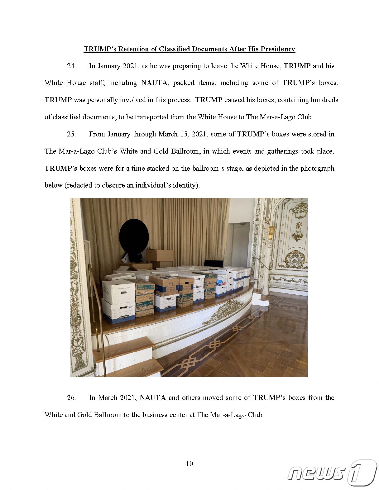본문 이미지 - 9일(현지시간) 백악관 기밀문서 유출 혐의로 기소된 도널드 트럼프 전 대통령의 공소장이 공개됐다. 미국 핵무기 관련 자료 등 기밀문서가 플로리다주 마러라고 화장실과 연회장 등에 감시없이 방치된 것으로 드러났다. 사진은 마러라고 연회장에 보관된 기밀문서 사진이 담긴 공소장. 2023.06.09/ ⓒ 로이터=뉴스1 ⓒ News1 박재하 기자