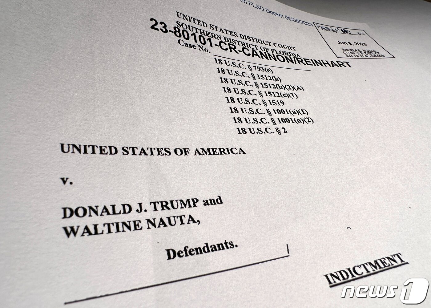 본문 이미지 - 9일(현지시간) 백악관 기밀문서 유출 혐의로 기소된 도널드 트럼프 전 대통령의 공소장이 공개됐다. 트럼프 전 대통령에게 정부 기밀 불법 보유, 사법 방해 등 총 37개의 혐의가 적용됐다. 2023.06.09/ ⓒ 로이터=뉴스1 ⓒ News1 박재하 기자