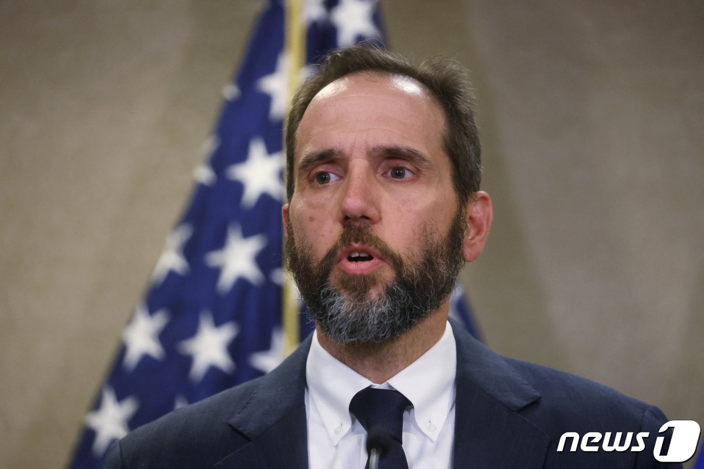 본문 이미지 - 잭 스미스(54) 특별검사가 9일(현지시간) 미국 워싱턴에서 백악관 기밀문서 유출 혐의로 기소된 도널드 트럼프 전 대통령의 공소장과 관련해 기자회견을 하고 있다. 2023.06.09/ ⓒ 로이터=뉴스1 ⓒ News1 박재하 기자