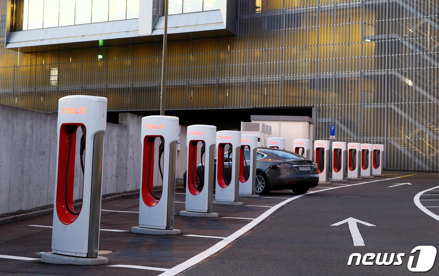 본문 이미지 - 테슬라 충전소. ⓒ 로이터=뉴스1 ⓒ News1 박형기 기자