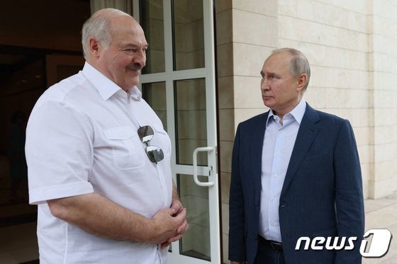 블라디미르 푸틴 러시아 대통령이 9일 (현지시간) 소치에서 알렉산드르 루카셴코 벨라루스 대통령과 만나고 있다. 2023.6.10 © AFP=뉴스1 © News1 우동명 기자