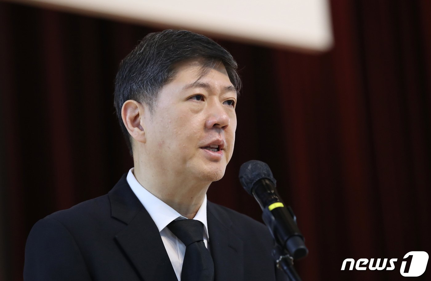 본문 이미지 - 김홍걸 국회의원이 2023년 6월 10일 서울 동작구 국립서울현충원에서 열린 고(故) 이희호 여사 서거 4주기 추도식에서 유족대표 인사를 하고 있다. 2023.6.10/뉴스1 ⓒ News1 박지혜 기자