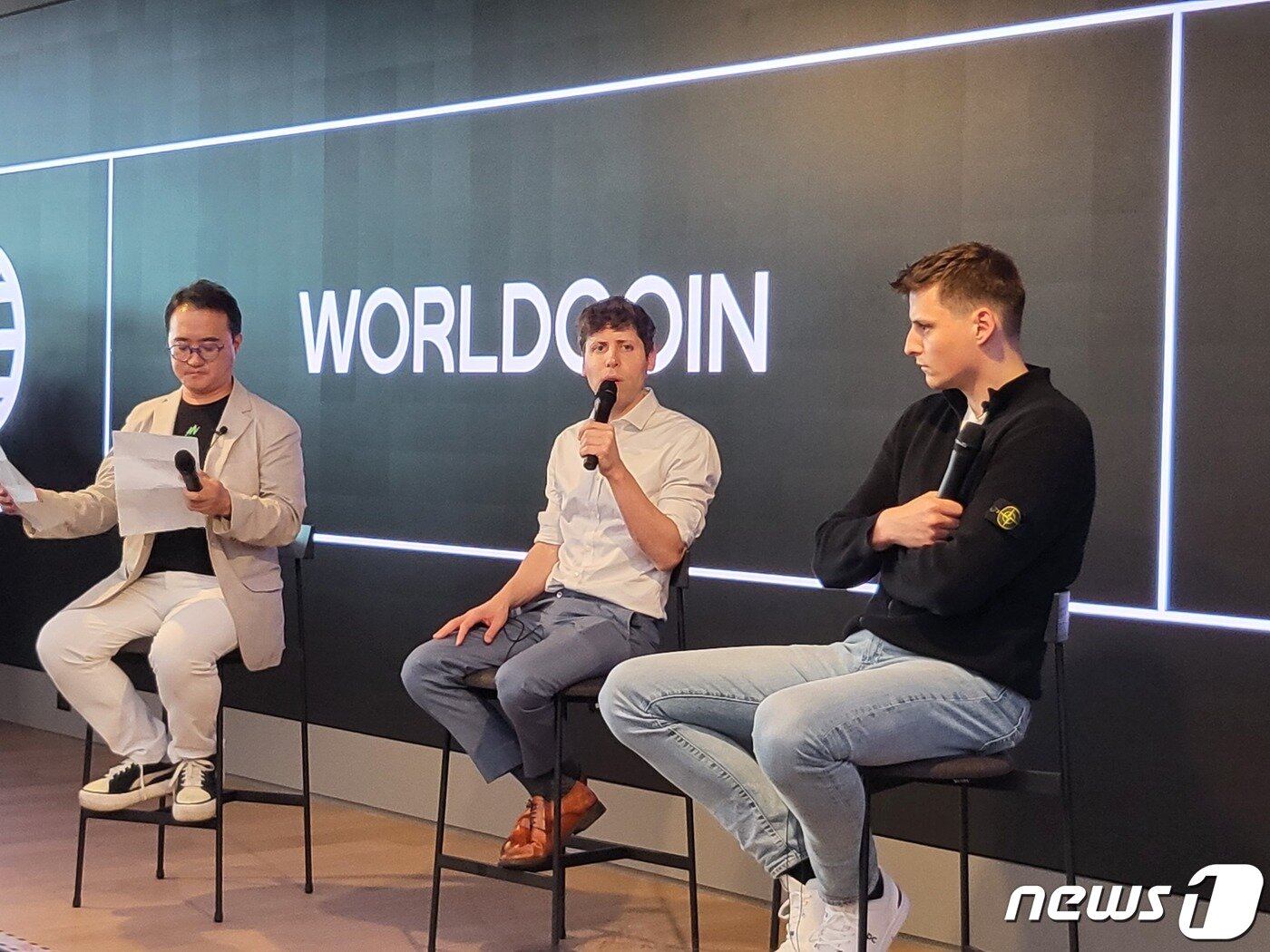 본문 이미지 - 10일 서울 강남구 해시드 오피스에서 진행된 '월드코인 밋업'에서 (왼쪽부터) 손재권 더밀크 대표, 샘 올트먼 오픈AI 대표, 알렉스 블라니아(Alex Blania) 월드코인 창립자가 대담을 나누는 모습.