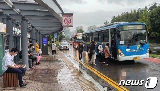 경남 창원시 상남동 인근 시내버스 정류소에서 시민들이 버스에 승차하고 있다.© 뉴스1 DB