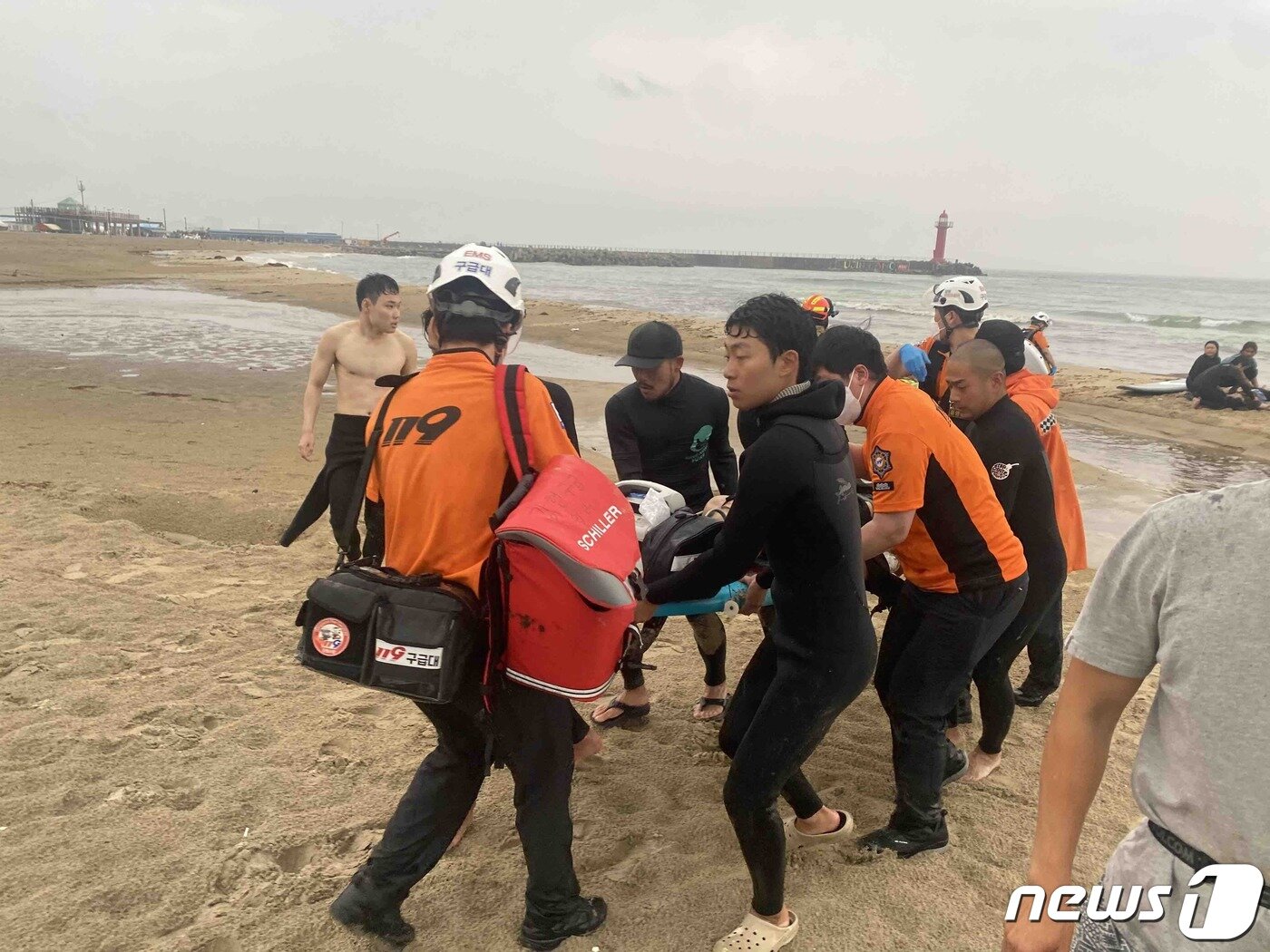 본문 이미지 - 10일 오후 5시33분쯤 강원 양양군 강현면 전진리 설악해변에서 낙뢰사고가 발생, 20~40대 남성 6명이 다치는 사고가 발생했다.(강원도소방본부 제공) 2023.6.10/뉴스1