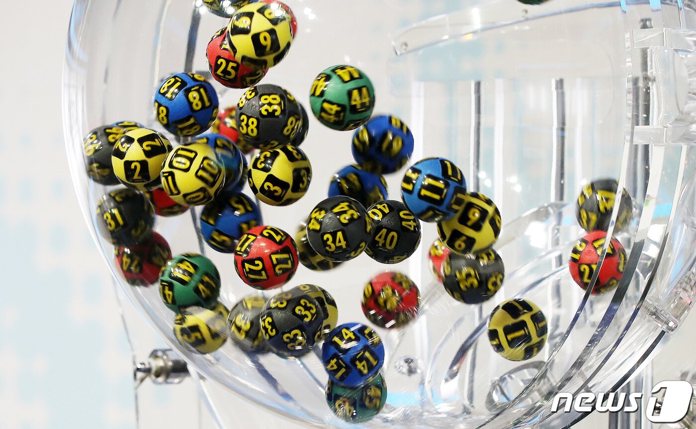 본문 이미지 - 로또 복권 추첨기 테스트 장면.ⓒ News1 박지혜 기자